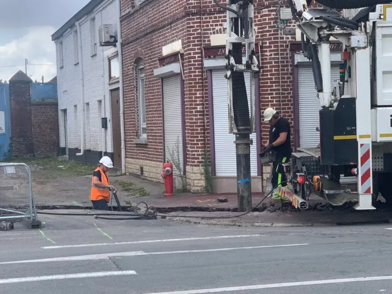 agents de terrain entrain d'intervenir sur un raccordement