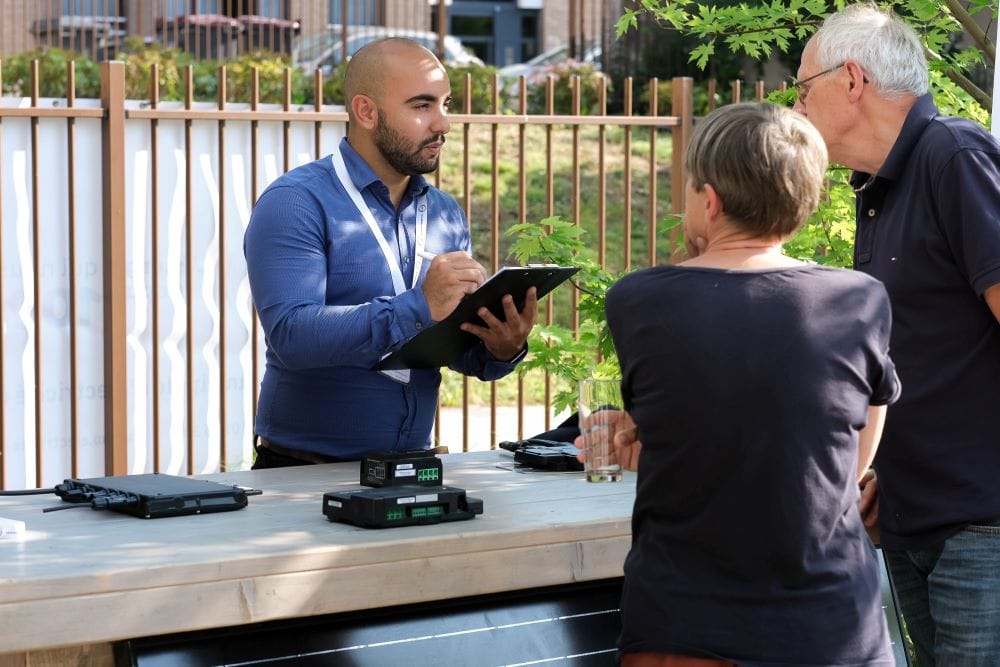 agent de la régie municipale d'électricité de loos avec clients
